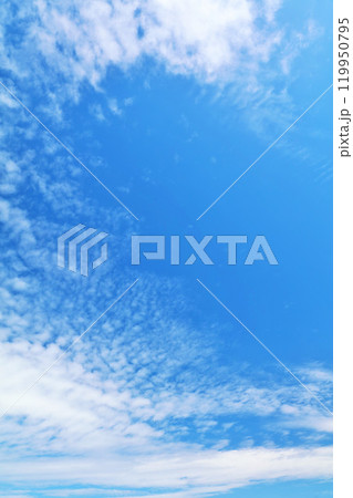 秋の青空と雲 119950795