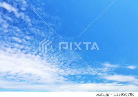 秋の青空と雲 119950796