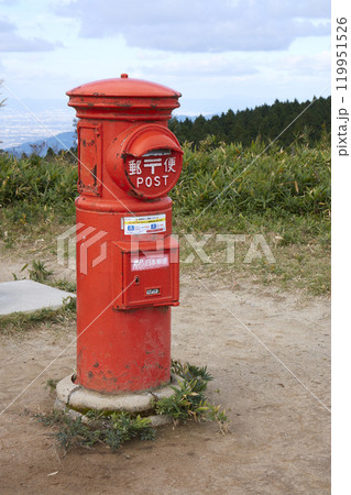 円筒ポストある秋の葛城高原_10月日本 119951526