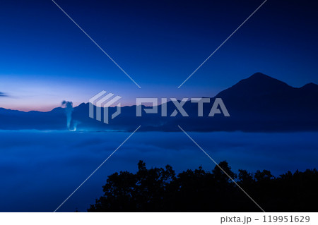 静寂の武甲山と秩父雲海 静寂の武甲山と秩父雲海 119951629