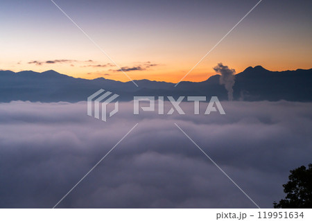静寂の秩父雲海 119951634