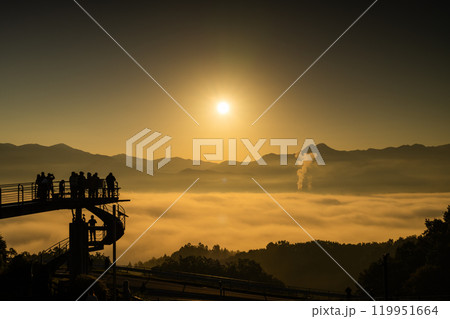 雲海に朝日がのぼる秩父絶景 雲海に朝日がのぼる秩父絶景 119951664