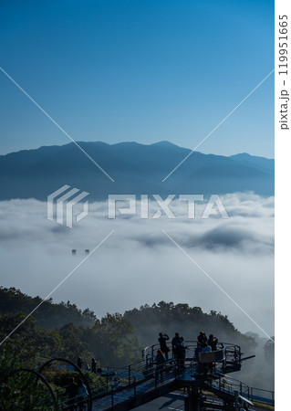 晴れた早朝に雲海が掛かる秩父公園橋のある風景 119951665