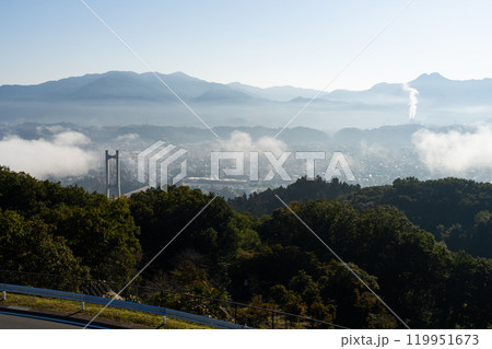 晴れた早朝に雲海が掛かる秩父公園橋のある風景 119951673