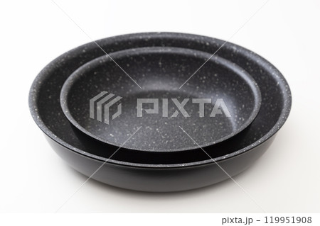 白背景にフッ素加工のフライパン 白背景にフッ素加工のフライパン 119951908