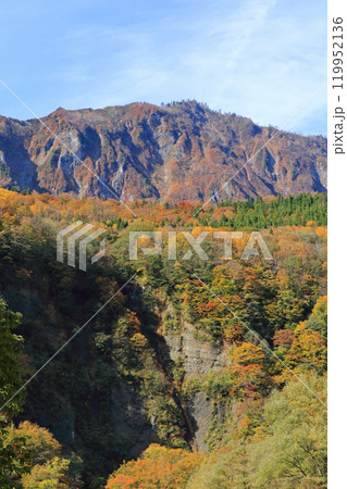 秋の秋山郷　和山から望む鳥甲山 119952136