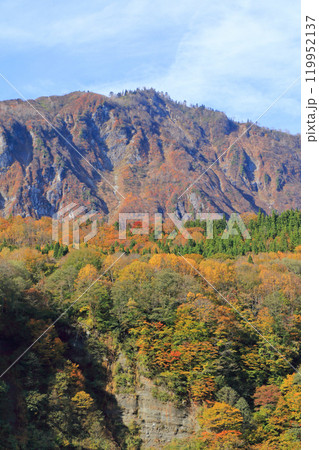 秋の秋山郷 和山から望む鳥甲山 秋の秋山郷 和山から望む鳥甲山 119952137