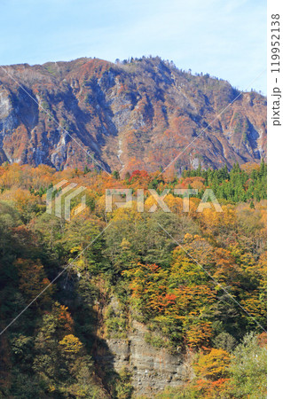 秋の秋山郷 和山から望む鳥甲山 秋の秋山郷 和山から望む鳥甲山 119952138