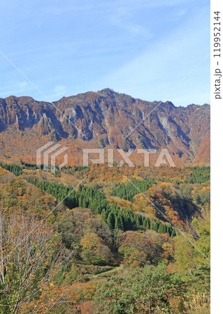 秋の秋山郷　和山から望む鳥甲山 119952144