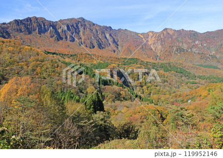 秋の秋山郷　和山から望む鳥甲山 119952146