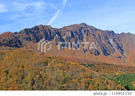 秋の秋山郷 和山から望む鳥甲山 秋の秋山郷 和山から望む鳥甲山 119952150