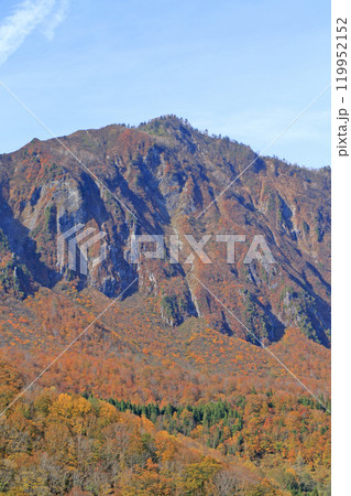 秋の秋山郷 和山から望む鳥甲山 秋の秋山郷 和山から望む鳥甲山 119952152