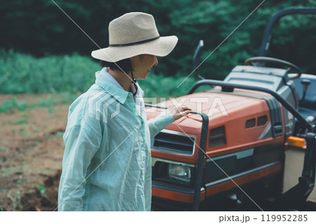 トラクターと女性 119952285