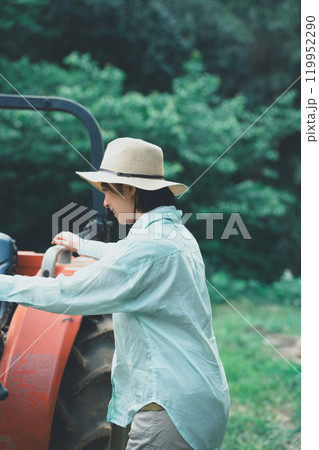 トラクターと女性 トラクターと女性 119952290
