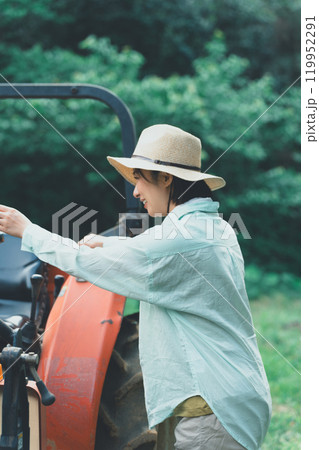 トラクターと女性 119952291