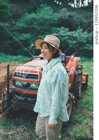 トラクターと女性 119952306
