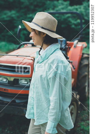 トラクターと女性 トラクターと女性 119952307