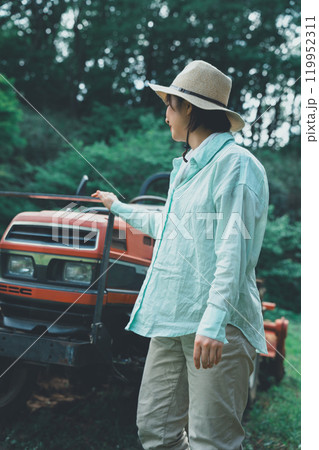 トラクターと女性 119952311
