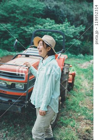 トラクターと女性 トラクターと女性 119952314