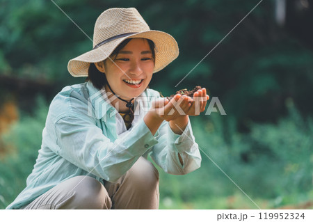 土を見る若い女性 土を見る若い女性 119952324