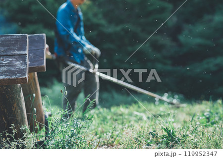 刈払機で草刈りをする男性 刈払機で草刈りをする男性 119952347