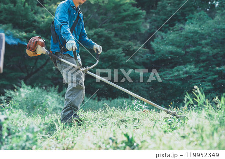 エンジン式草刈機で草刈りをする男性 119952349
