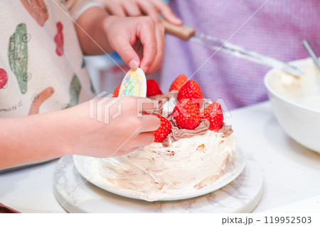 ケーキを仕上げる子供達 ケーキを仕上げる子供達 119952503