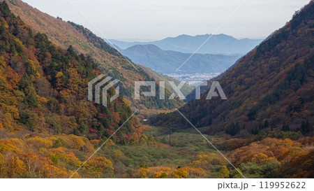 秋の空と紅葉の山並み 長野県 秋の空と紅葉の山並み 長野県 119952622