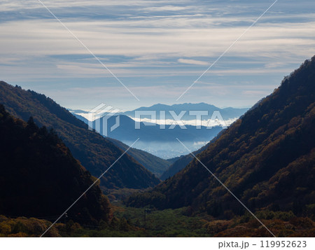 秋の空と紅葉の山並み 長野県 秋の空と紅葉の山並み 長野県 119952623