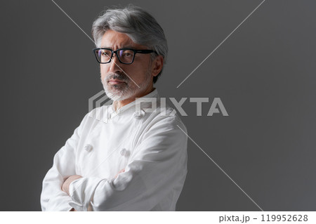 腕組みをするコック服の男性 119952628