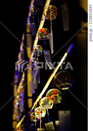 ライトアップされたガラスの風鈴 119952847