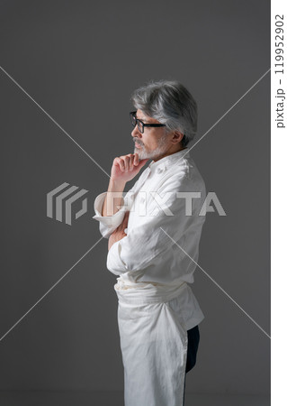 腕組みをするコック服の男性 119952902