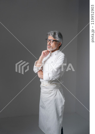 腕組みをするコック服の男性 119952903