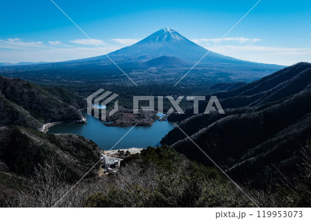 冬の精進峠から精進湖と富士山を望む 119953073