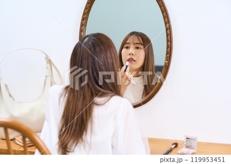 メイクをする若い女性 メイクをする若い女性 119953451