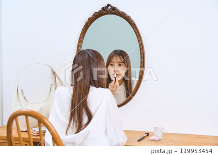 メイクをする若い女性 メイクをする若い女性 119953454