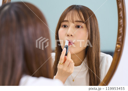 メイクをする若い女性 119953455