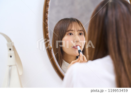 メイクをする若い女性 119953459