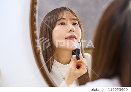 メイクをする若い女性 119953460