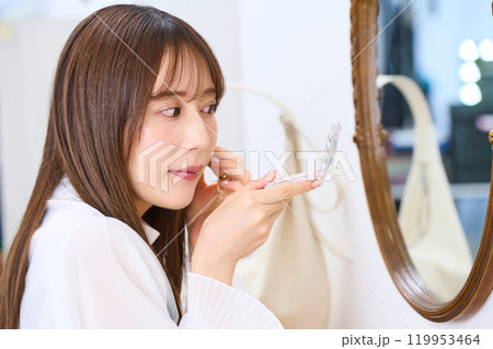 メイクをする若い女性 メイクをする若い女性 119953464