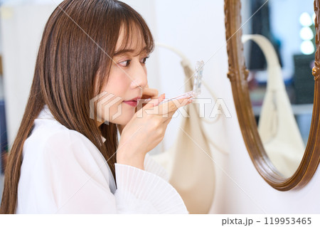 メイクをする若い女性 メイクをする若い女性 119953465