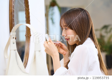 メイクをする若い女性 メイクをする若い女性 119953735