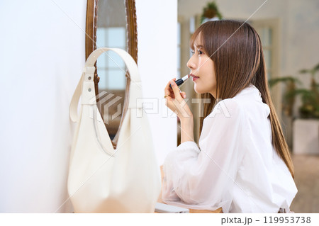 メイクをする若い女性 メイクをする若い女性 119953738