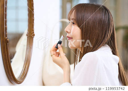 メイクをする若い女性 119953742