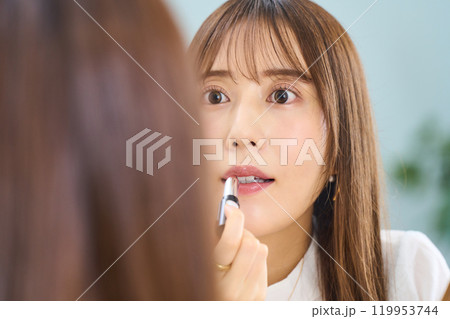 メイクをする若い女性 メイクをする若い女性 119953744