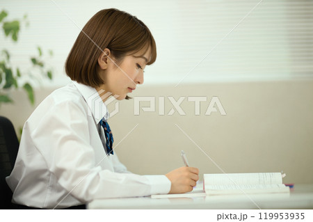 勉強する女子高生の横顔 119953935