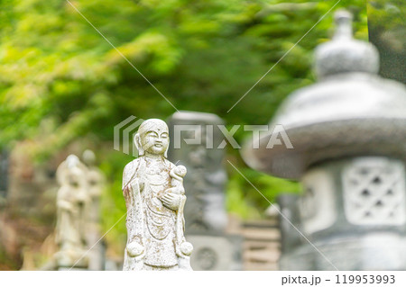 胎児や生まれて1年以内に亡くなった赤ちゃんを祀った水子地蔵 119953993