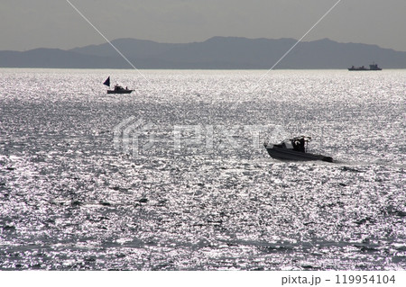 今治大角鼻を行き交う漁船 119954104