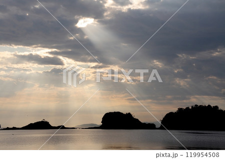 今治鴨池海岸で見かけた天使の梯子 119954508
