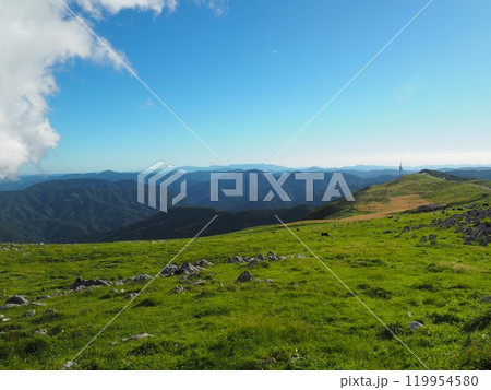 雲と四国カルストの草原 雲と四国カルストの草原 119954580